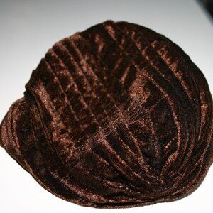 WOMENS' HAT.  RICH SABLE BROWN STRETCH VELVETEEN/VELOUR